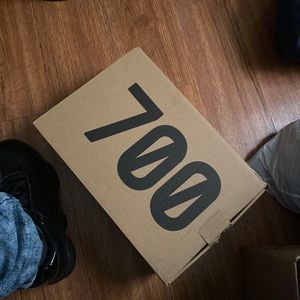 Yeezy 700 mnvn